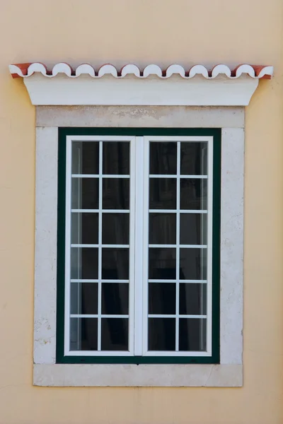 传统渔民住宅建筑的老窗口 — 图库照片