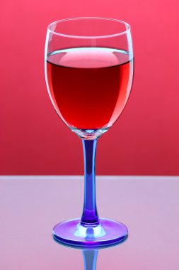 Bir kadeh kırmızı şarap.