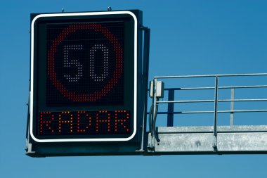 -Mavi gökyüzü önünde trafik ışıkları