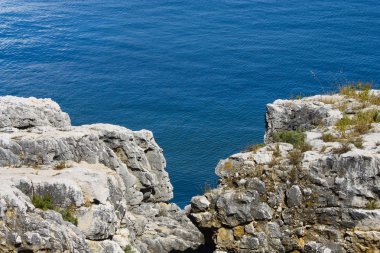 taşlar ile deniz manzara