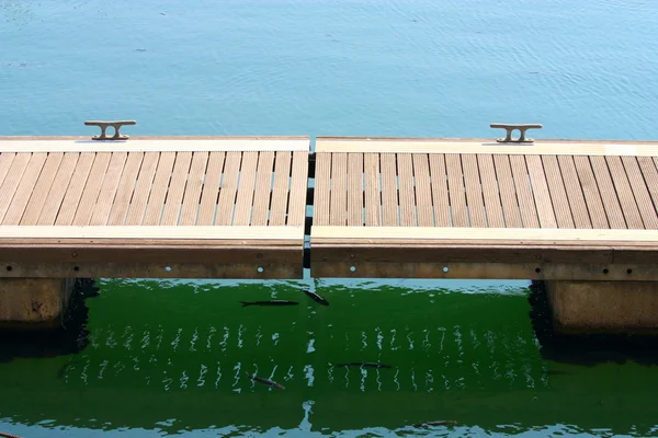 Muelle de madera junto al mar — Foto de Stock