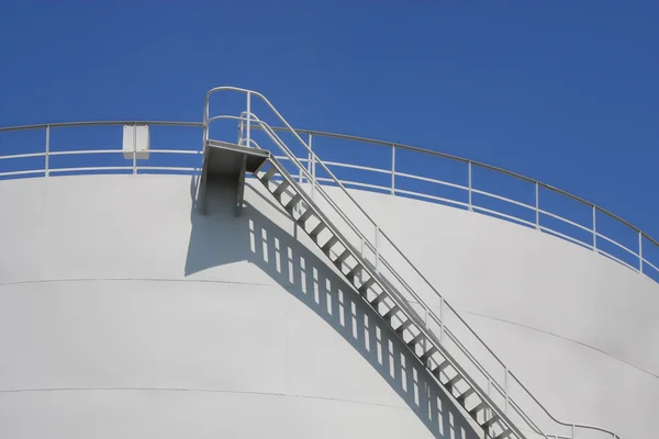 Деталі нафтового резервуара зі сходами доступу — стокове фото