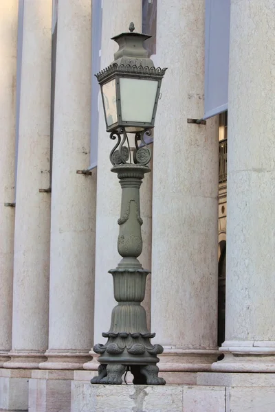 Tipikus fém utcai lámpa Lisszabonban — Stock Fotó