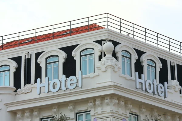 Segno dell'hotel e finestre — Foto Stock