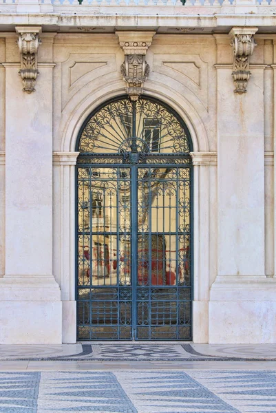 Porta de um edifício antigo — Fotografia de Stock