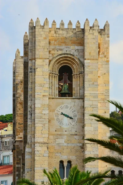 Fasáda katedrály v Lisabonu z b — Stock fotografie