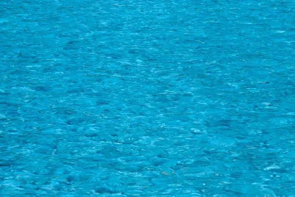 Superfície de água azul com ondas pequenas — Fotografia de Stock