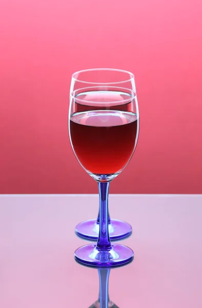 Zwei volle Weingläser — Stockfoto