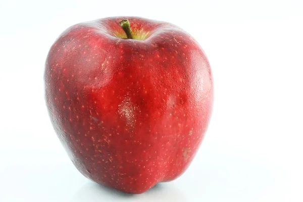 Punainen omena. Eristetty valkoisella — kuvapankkivalokuva