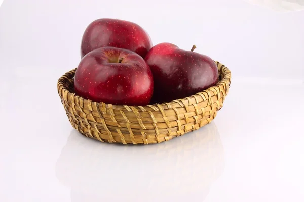 고리 버들 세공 접시에 빨간 사과 — 스톡 사진