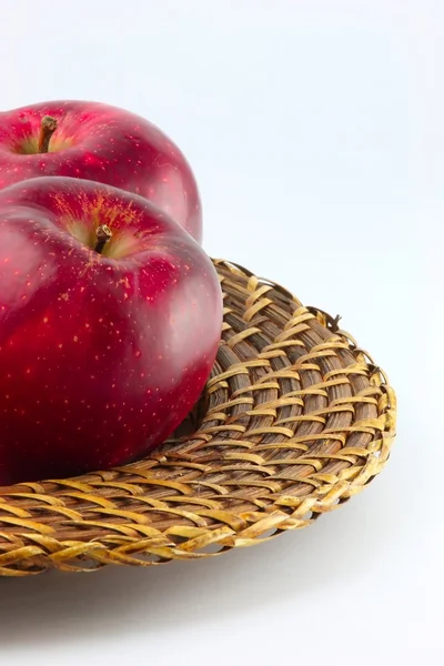 Omenat kulhoon valkoisella taustalla — kuvapankkivalokuva