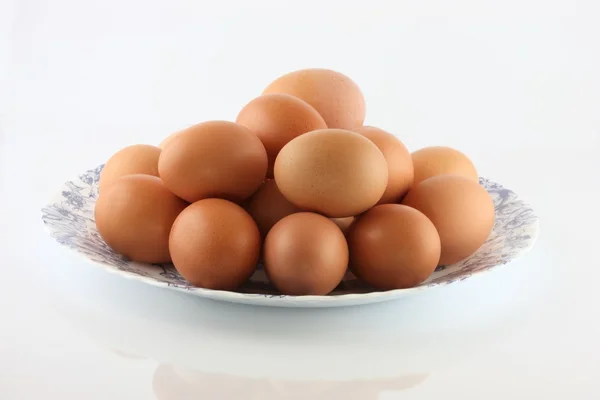 Huevos en un tazón sobre un fondo blanco — Foto de Stock