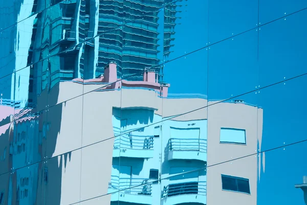 ガラス壁 o で建物の反射 — ストック写真
