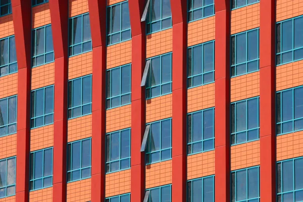 많은 유리창을 가진 현대 건물 — 스톡 사진