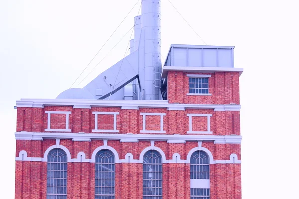 Строительство антикварной фабрики с дымоходом — стоковое фото