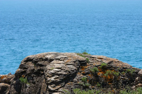 Paesaggio marino con pietre — Foto Stock