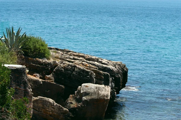 Морской пейзаж с камнями — стоковое фото