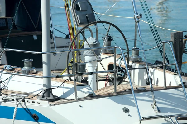 Zeilen apparatuur op het dek van de boot — Stockfoto