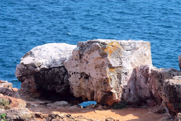 taşlar ile deniz manzara