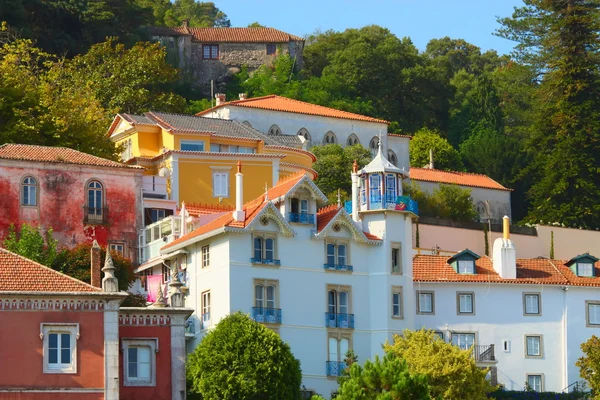 Casas coloridas en una colina en Sintra, Puerto Imagen de archivo