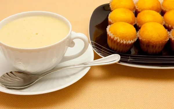 Nahaufnahme von Kaffee mit Milch in weißer Tasse — Stockfoto