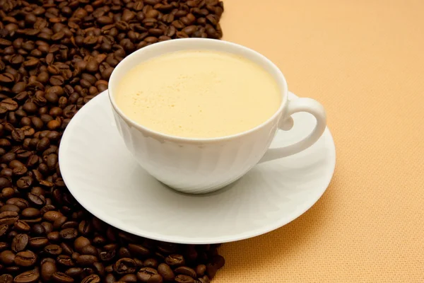 コーヒー、コーヒー豆の白いカップ — ストック写真
