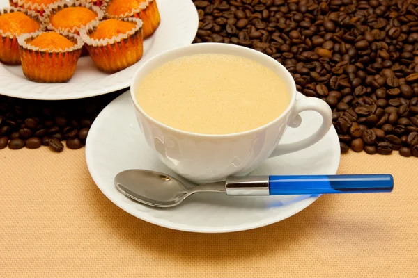Biały filiżankę kawy a kawa — Zdjęcie stockowe