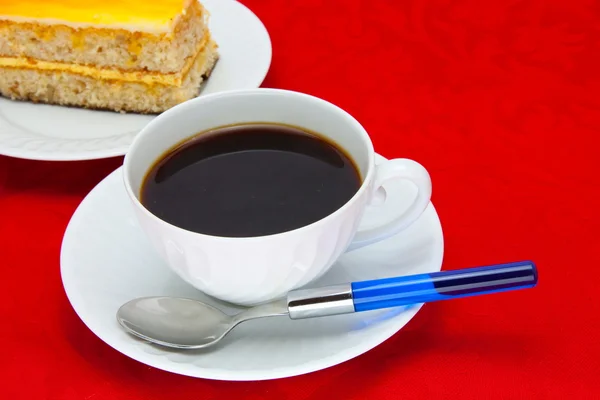 Kaffeetasse über rotem Hintergrund — Stockfoto
