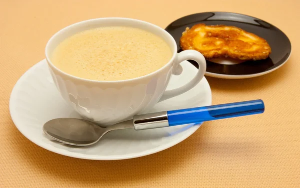 Zbliżenie kawy z mlekiem w białe filiżanka — Zdjęcie stockowe