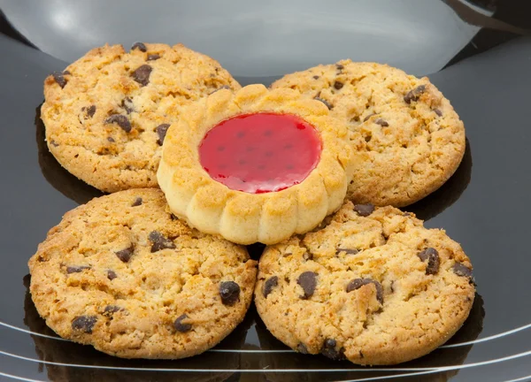 Cookies na placa isolados em backg branco — Fotografia de Stock