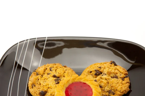 Kekse auf Teller isoliert auf weißem Backblech — Stockfoto