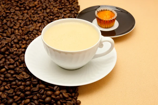 Vit kopp kaffe och kaffebönor — Stockfoto