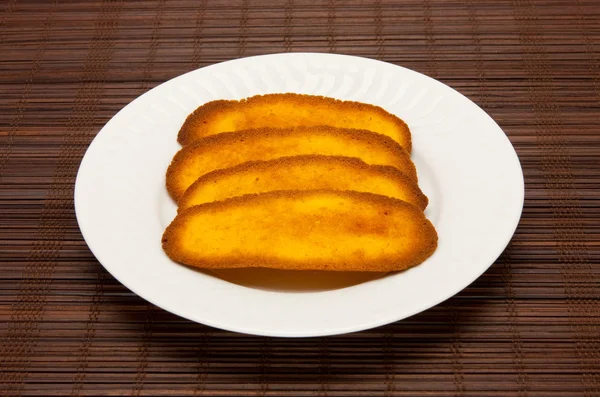 Bir tabak kurabiye üzerinde koyu kahverengi backgro — Stok fotoğraf