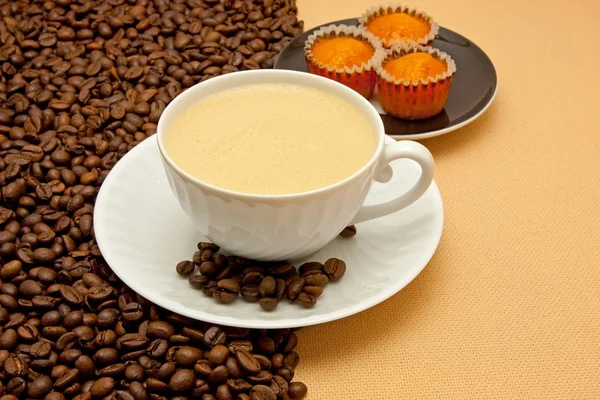White cup of coffee and coffee beans — Stock Photo, Image