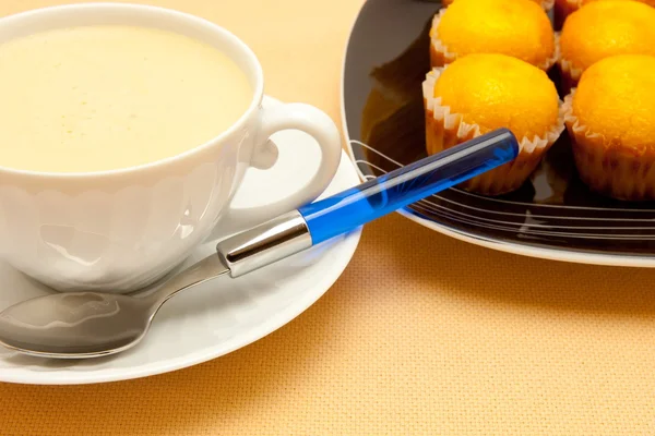 Zbliżenie kawy z mlekiem w białe filiżanka — Zdjęcie stockowe