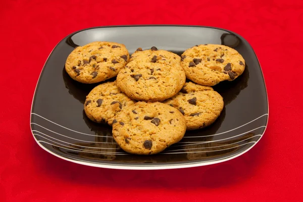 Talerz ciasteczka na czerwonym tle — Zdjęcie stockowe