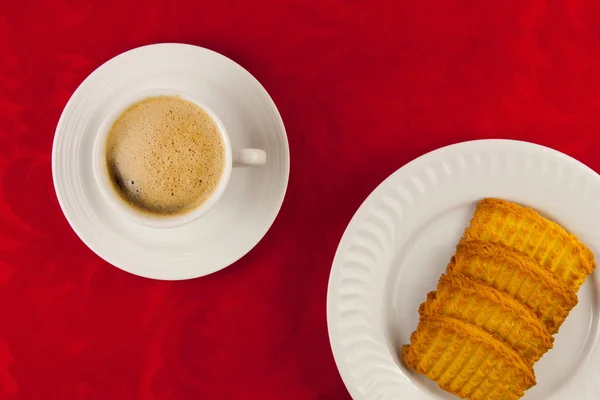 Coffee and cookies on a red background — Stock Photo, Image