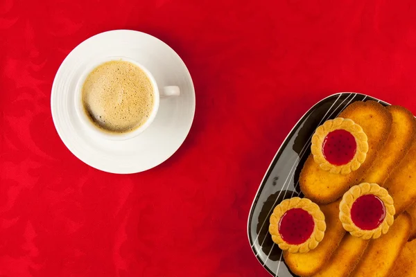 Coffee and cookies on a red background — Stock Photo, Image