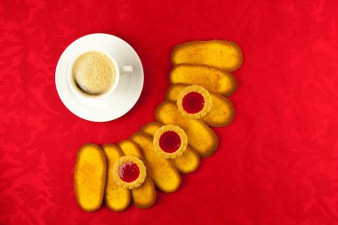 kahve ve kurabiye kırmızı bir arka plan üzerinde