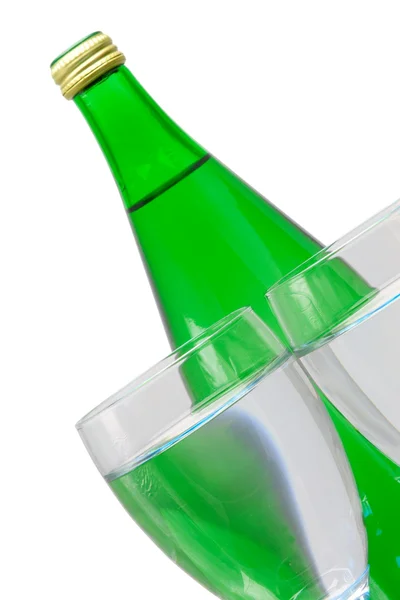 Grüne Flasche und Glas Wasser — Stockfoto