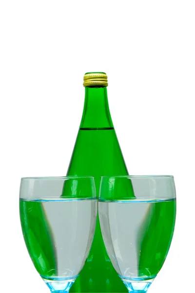 Зеленая бутылка и стакан воды — стоковое фото