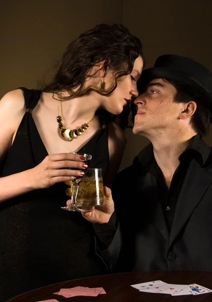 Férfi és a nő iszik alkoholt retro bárban — Stock Fotó