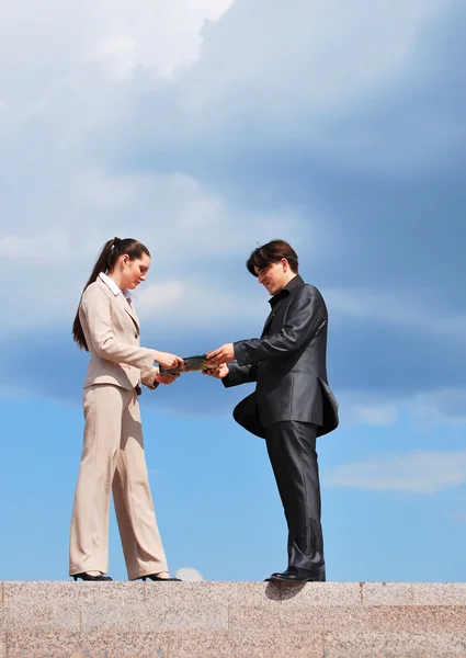 Empresário handshake mulheres de negócios — Fotografia de Stock