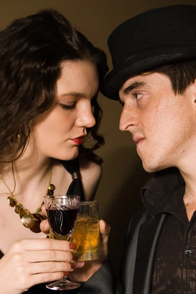 Hombre y mujer beben alcohol en el bar retro — Foto de Stock