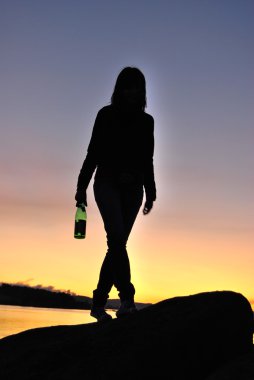 Yalnız kadın şarap şişe
