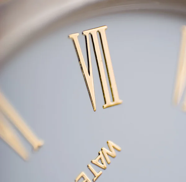 7 horas en el reloj de oro — Foto de Stock