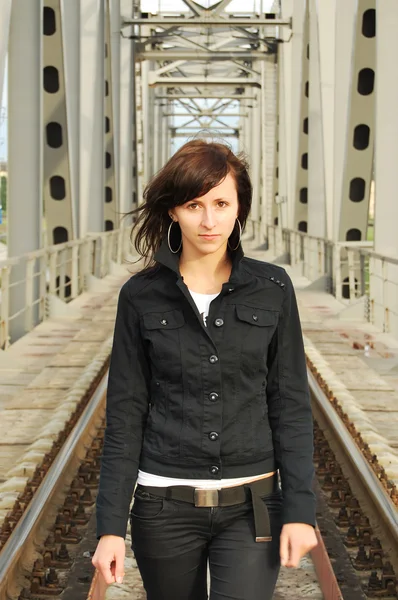 Женщина на железнодорожном мосту — стоковое фото