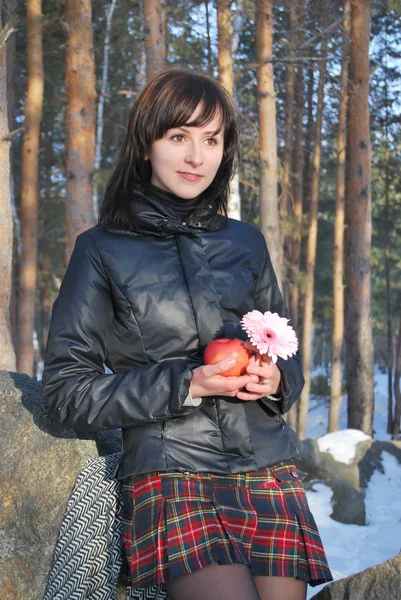 Vrouw met apple en bloem in bos — Stockfoto