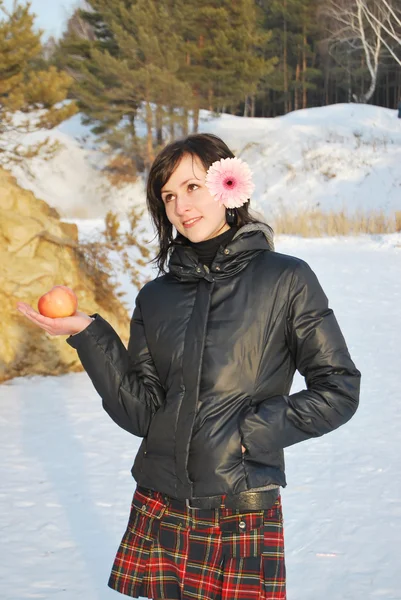 Nő az apple és a virág-erdő — Stock Fotó