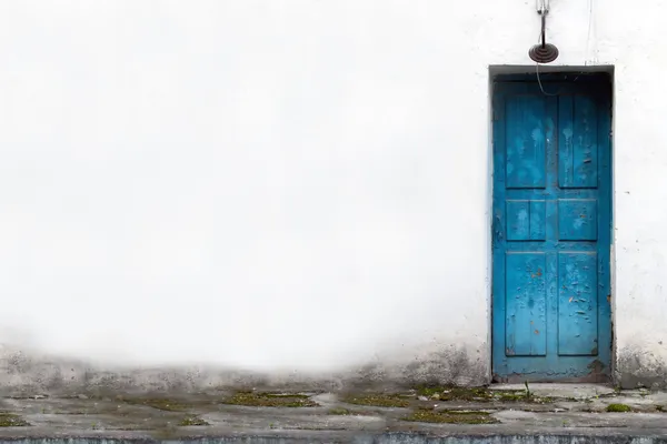 Witte muur en vintage deur — Stockfoto